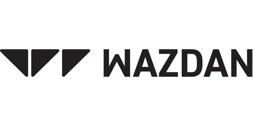 Logótipo Wazdan em preto. O desenho apresenta três triângulos pretos apontando para a direita, alinhados horizontalmente. À direita dos triângulos, a palavra "WAZDAN" está escrita em letras maiúsculas e a negrito. O fundo é branco.